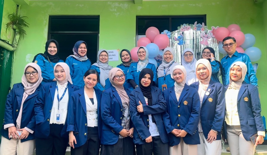 Tim Fakultas Keperawatan Unpad berfoto bersama usai pelaksanaan kegiatan Gebyar Pemeriksaan Tumbuh Kembang dan Optimalisasi Kesehatan Anak di Desa Sagarcipta, Kabupaten Bandung. Foto : Dok/ Inakor