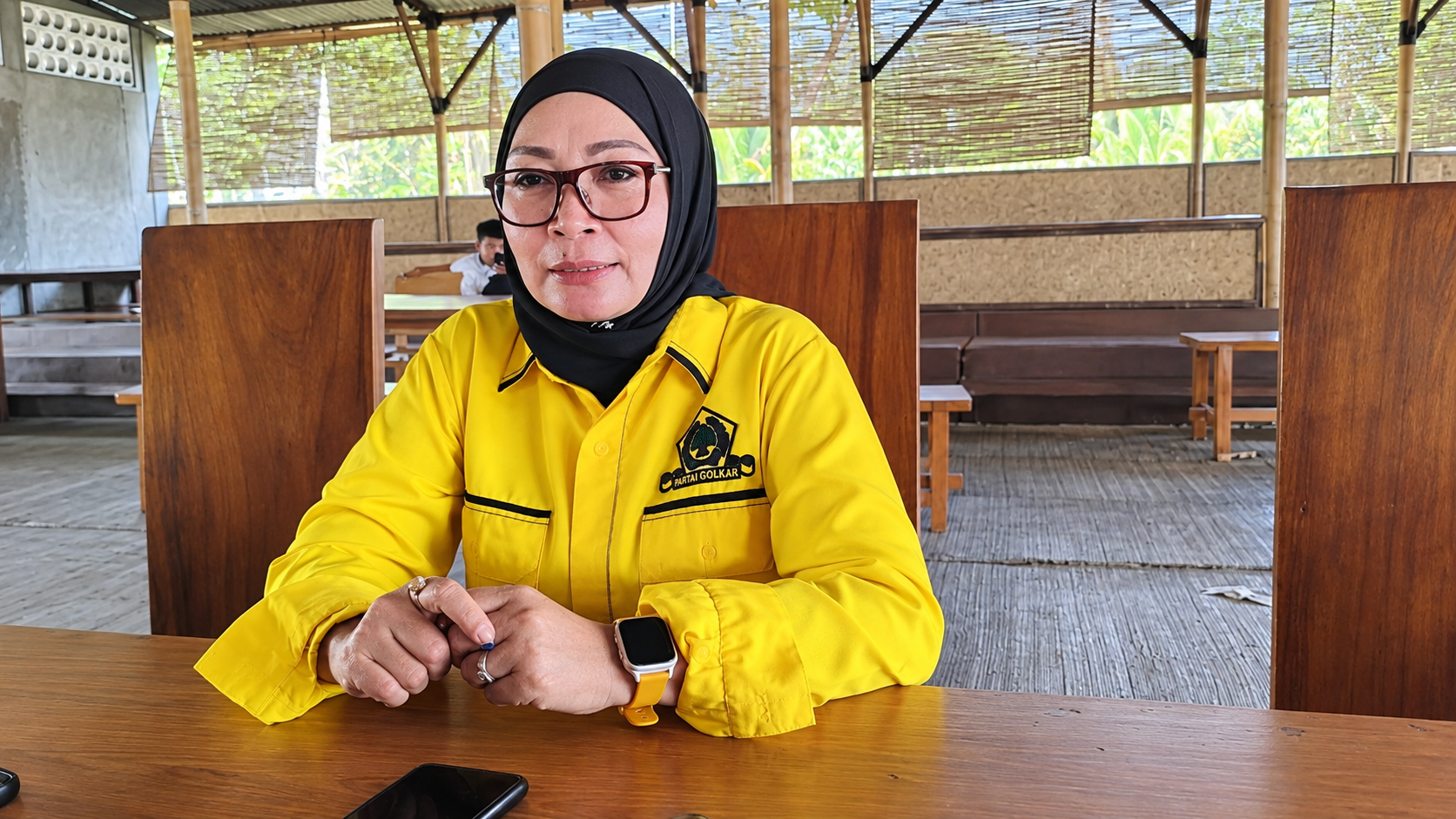 Bendahara DPD Partai Golkar Kabupaten Pangandaran Ade Ruminah saat menyampaikan pandangannya terkait dinamika menjelang Musda Partai Golkar Kabupaten Pangandaran. Foto : Agit/ Inakor